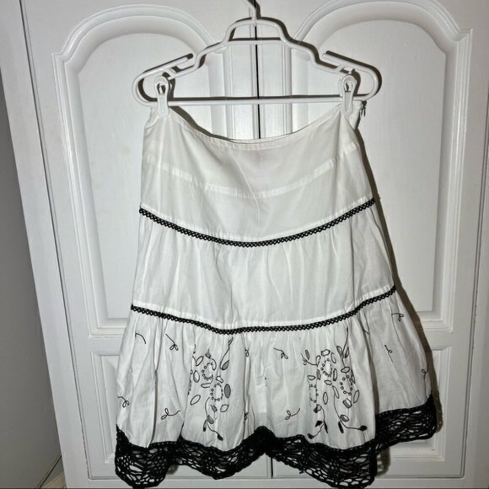 Sunny Leigh MIDI Skirt White-lined, with embroidered and lace details,‎ Size 10